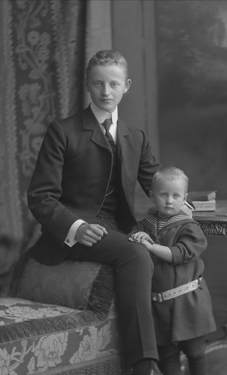 Hans Iames 'James' Lindeman f. 18940511 d. 19790517 og hans bror Paul Peter Lindemann  f. 19060902  d. 19940303.