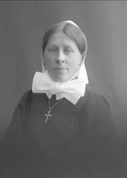 Portrett, sykepleier i uniform. Søster Ingeborg Jørgensen.