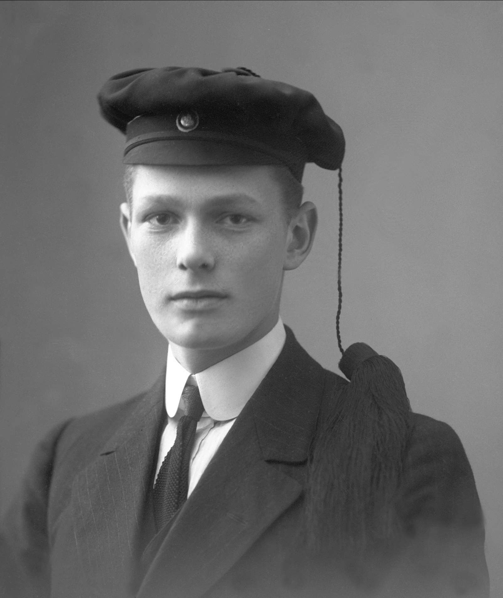 Portrett, mann med studentlue. Haakon Bjørn-Hansen.