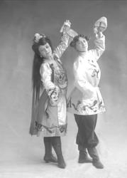 Gruppeportrett, to unge kvinner. Dansere, Anita og Maria.