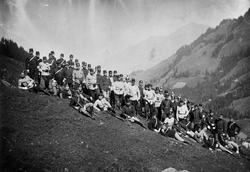 Gruppeportrett, større antall soldater oppstilt i en bratt s