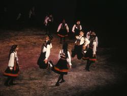 Norsk Folkemuseums dansegruppe   danser i Nasjonalteateret 7