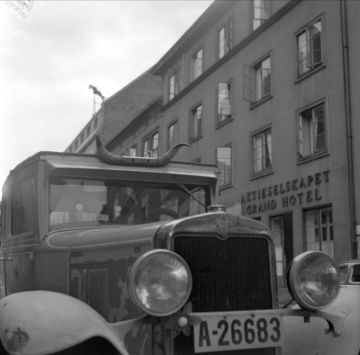 Lastebil med kuhorn, Oslo 1956. Antatt av typen Chevrolet 1929-30.