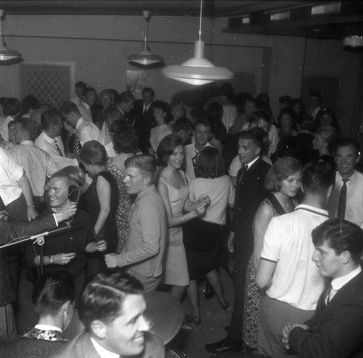 The Quartermasters spiller til dans på Club 52 på Toms Hotel i Bergen med Elin Jensen som sologitarist (Norges første kvinnelige), 16.06.1964.