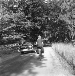 Seilerfest på Skarpsno, bil og kvinne på sykkel på veien, pa