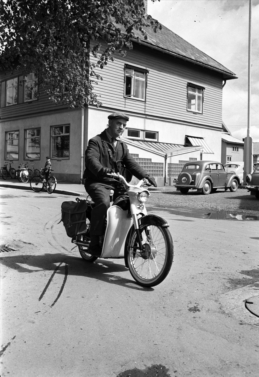 Lillestrøm sentrum, Lillestrøm, Skedsmo, mai 1961, mann på sykkel.