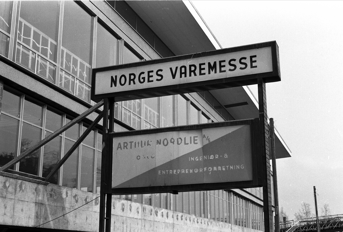 Norges Varemesse, Oslo, Sjølystveien, mars 1962, eksteriør, skilt "Norges Varemesse".