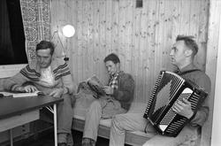 Dalen, Tokke, september 1960. Tre menn i interiør.