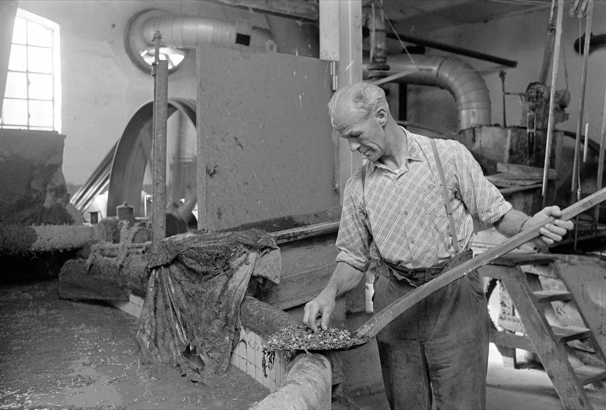 Fjellhammer Brug, Lørenskog, 25.09.1968. Mann med spade.