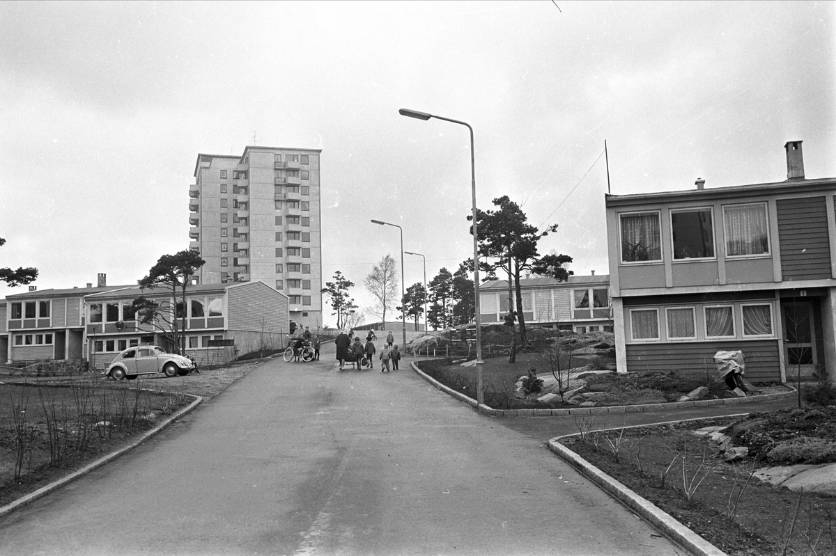 Kristiansand, april 1967. Vei i et boligfelt med høyblokk på toppen.
