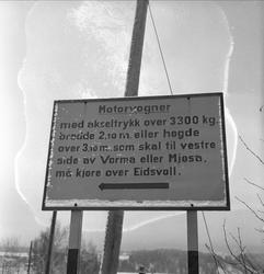 Minnesund, Akershus, november 1951. Veiskilt ved den gamle M