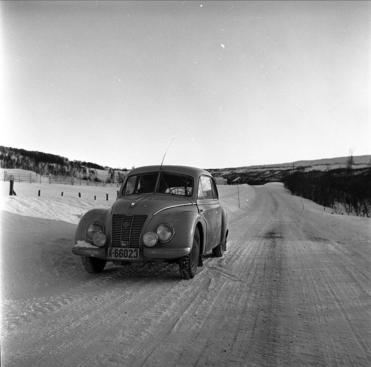 Røros, Sør-Trøndelag, mars 1959. Bil på vei.