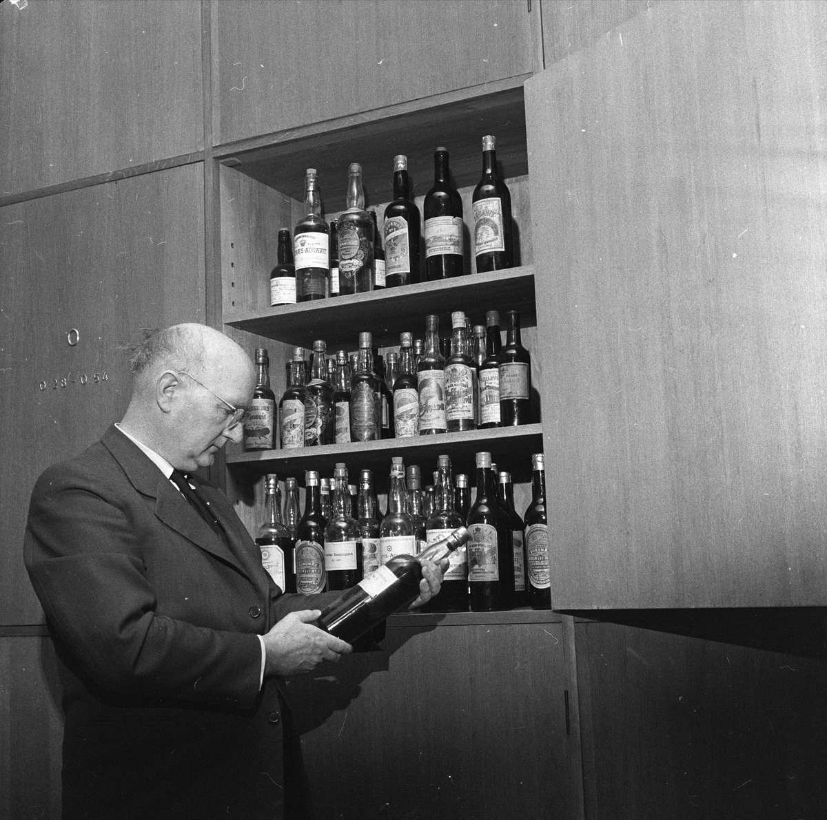 Hasle, Oslo, februar 1958. Vinmonopolet. Interiør.
