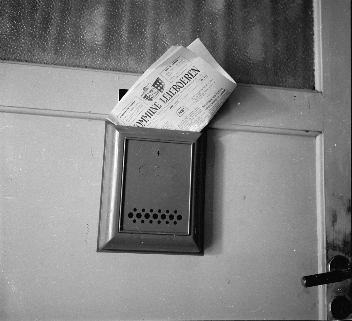 Østre Voksen, Sørkedalsveien, Oslo, 13.07.1954. Brakkeby. Dør med postkasse og post.