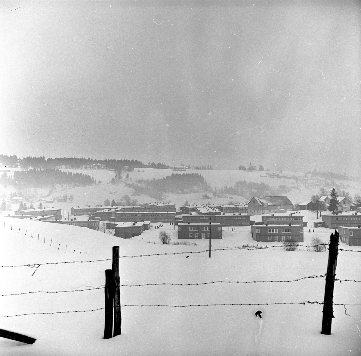 Oslo, 01.03.1965. Landskap med boliger bak piggtrågjerde.