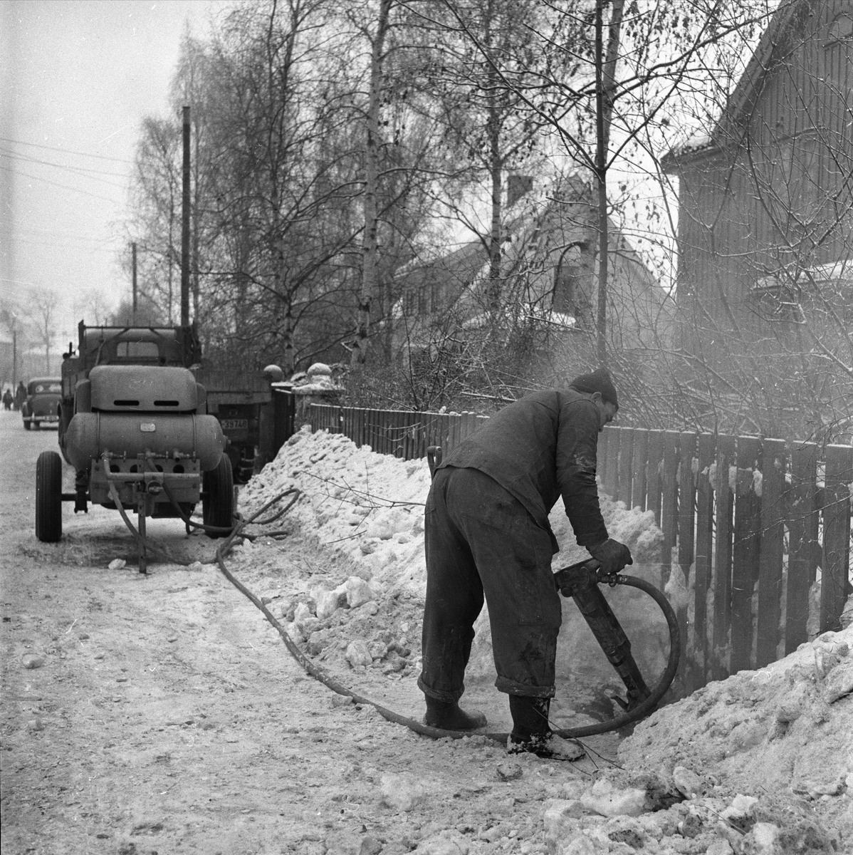 Nordbergveien, Oslo, 29.02.1956. Veiutvidelse. Mann med pressluftborr.