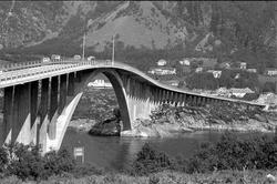 Møre og Romsdal, Midsund, juli 1969, bro over sundet, fjell 