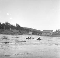 Holmen/Hellefoss, 21.06.1961, fiskere i båt, bygninger ved e