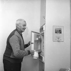 Mysen, 12.01.1957,  interiør, beboer på kjøkkenet til Mysen 
