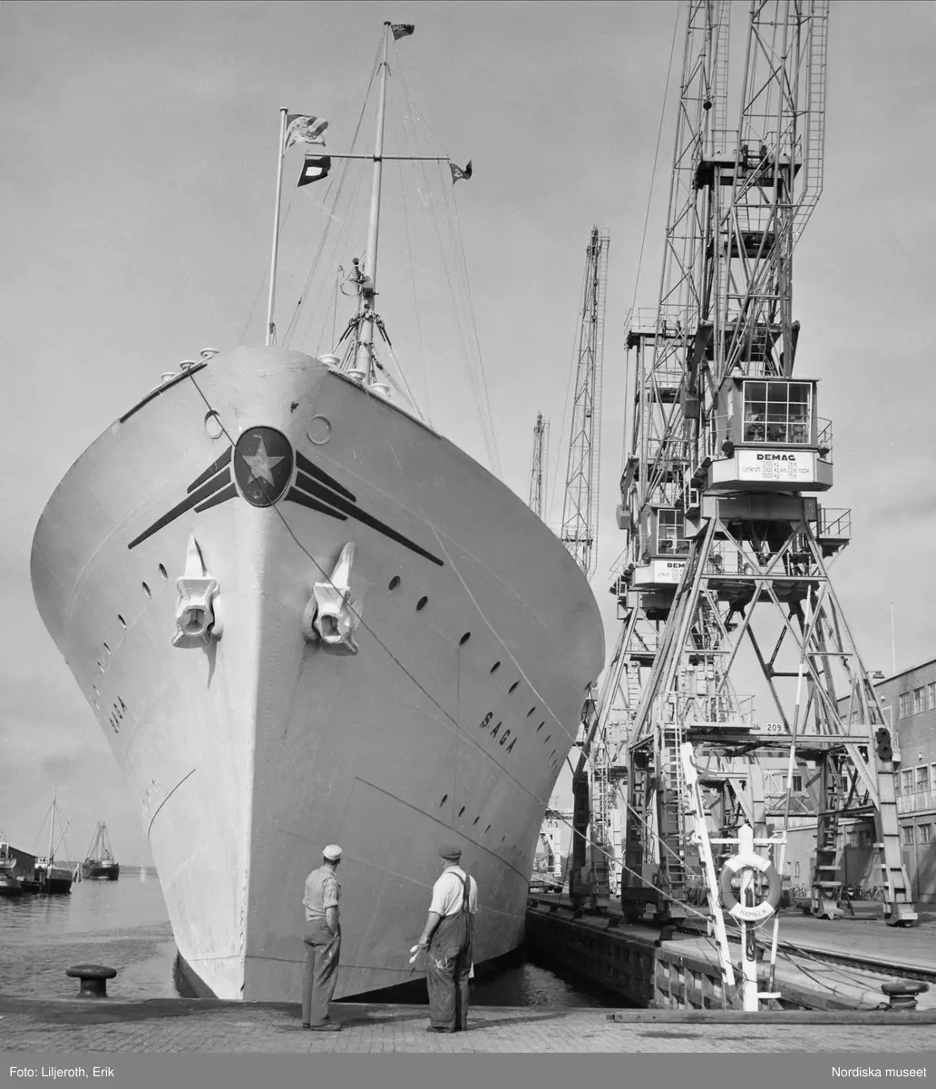 Göteborg. Svenska Lloyds fartyg i Majnabbehamnen vid Klippan