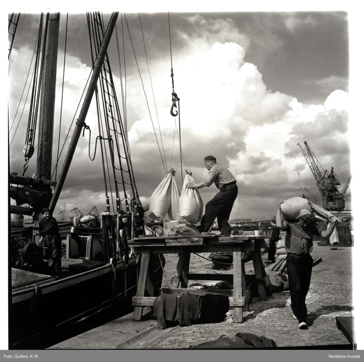 Avlastning från fartyg i Göteborgs hamn.