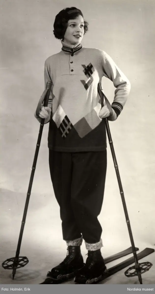 Nordiska Kompaniet, vintermode december 1929. Kvinnlig modell på skidor.