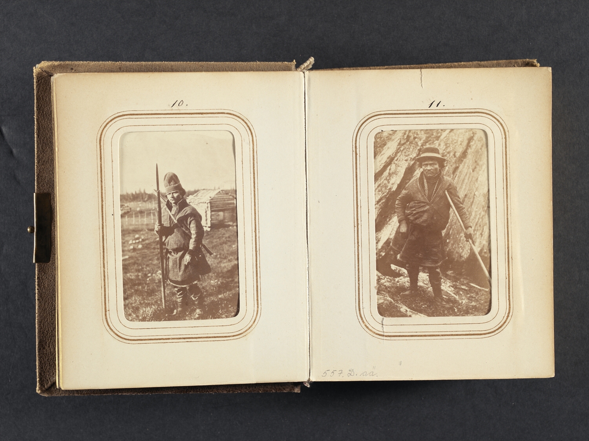 Man med käpp samt man med spjut. Ur Lotten von Dübens fotoalbum med motiv från den etnologiska expedition till Lappland som leddes av hennes make Gustaf von Düben 1868.