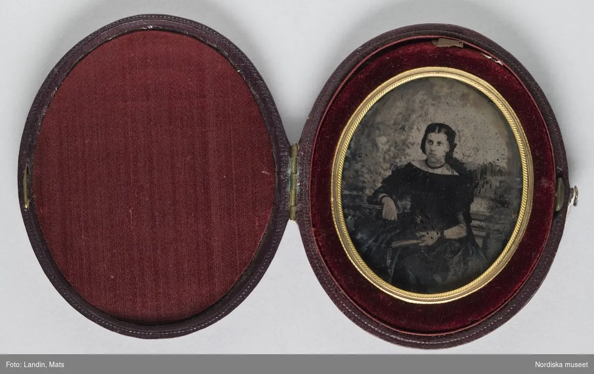 Damporträtt, ambrotypi. Porträtt av okänd sittande kvinna. Etui och ram i oval form. 1800-talets mitt. Nordiska museet inv.nr 156191.
