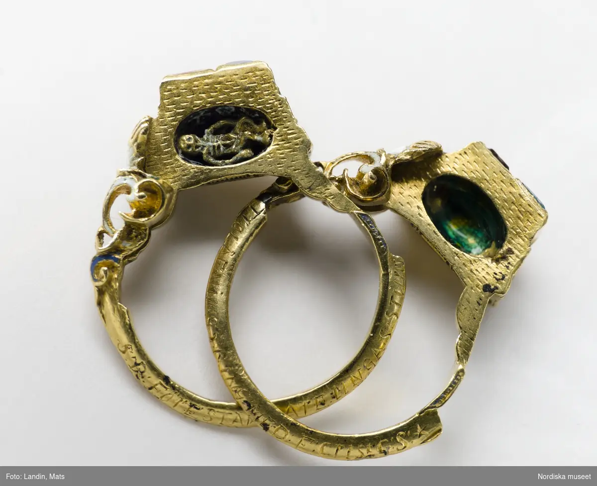 Smycken. Stureringen i guld med bl a innefattad smaragd. Stureringen är en delbar guldring med smaragd, safir, rubin, bergkristall och emalj från 1500-talet. Stenarna bärs upp av två händer som håller varsitt hjärta. Inuti finns ett miniatyrskelett av guld - en symbol för döden."Den gud förenat skall ingen åtskilja står det i ringen som tillhört Sten Sture d.y. Ringen kan ha befäst hans trolovning med Kristina Gyllenstierna år 1511.
Föremål ur Nordiska museets samlingar invnr: 306420+.  

Se även: NMA.0043633, samt föremålsposten: NM.0306420+