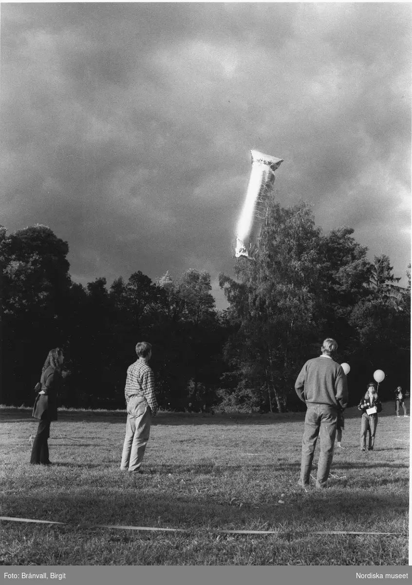 "Phösning", "nollning", för studenter till Flygsektionen vid Kungliga Tekniska högskolan i Stockholm 1993. Experiment med ballonger och raketer utomhus.
