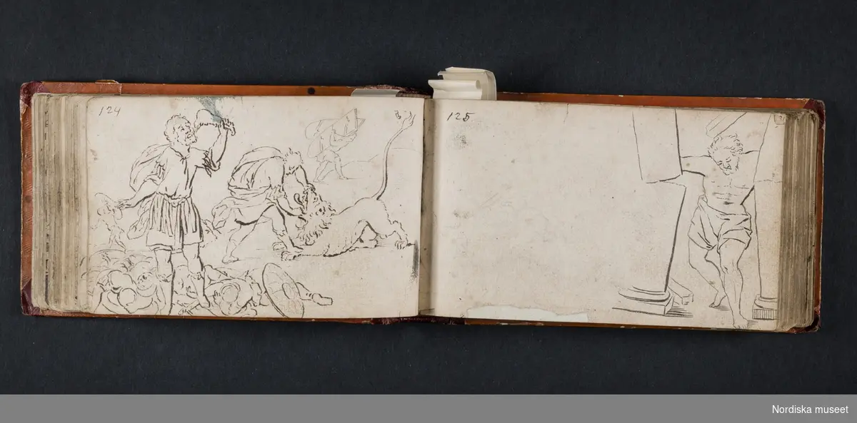 "Röda boken". Liten bok med initialerna H B på framsidan och årtalet 1728 på baksidan. Boken innehåller skisser av myter, människor, djur, byggnader och växter. Enligt medföljande utdrag ur brev från Knut Almström till direktör Fredrik Wehtje 1952 så har boken tillhört Petter Gustaf Löfström och därefter en man med efternamnet Bundred som var gravör vid Rörstrand.