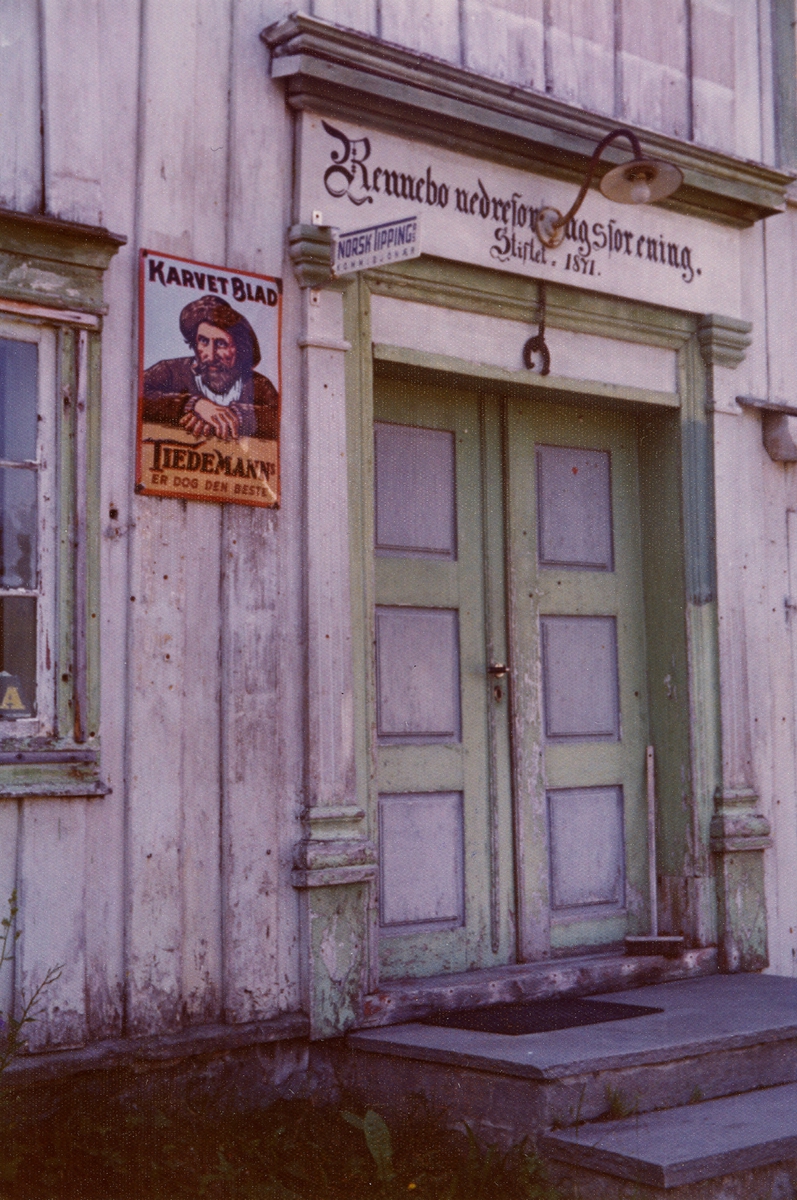Reklameskilt fra Tiedemann på fasaden til Rennebo Nedre Forbrugsforening.