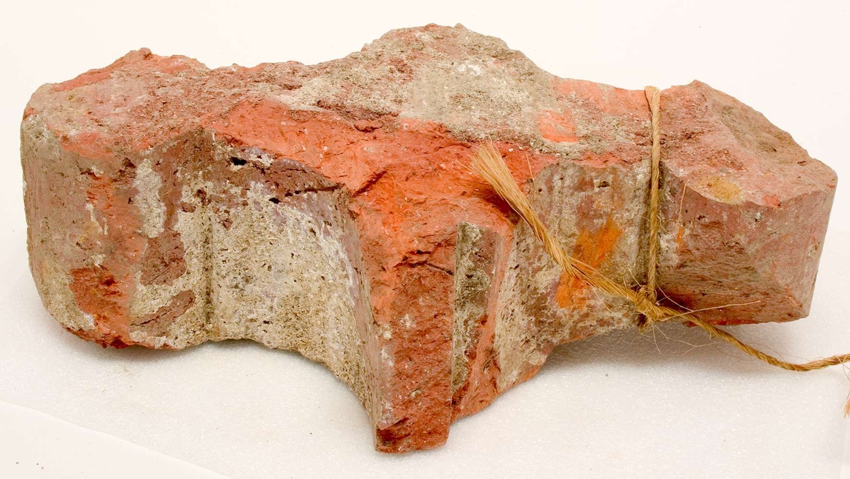 Formtegel av lergods, hela tegel och fragment, totalt 11 st.

