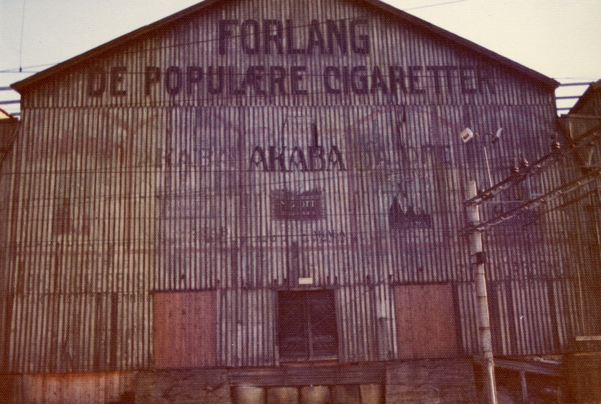 Fasadereklame for Akaba tyrkiske sigaretter.