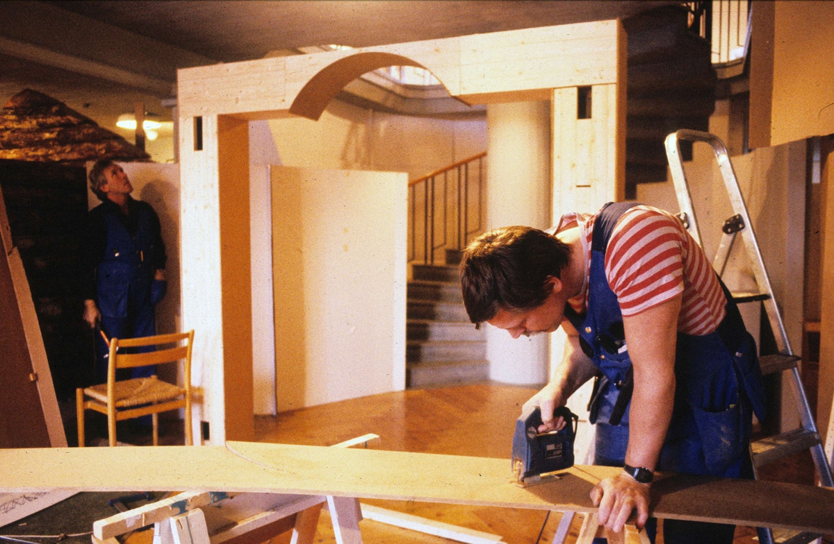 Lennart Lindblom bygger i utställningen Vårt Uppsala på Upplandsmuseet, Uppsala 1986
