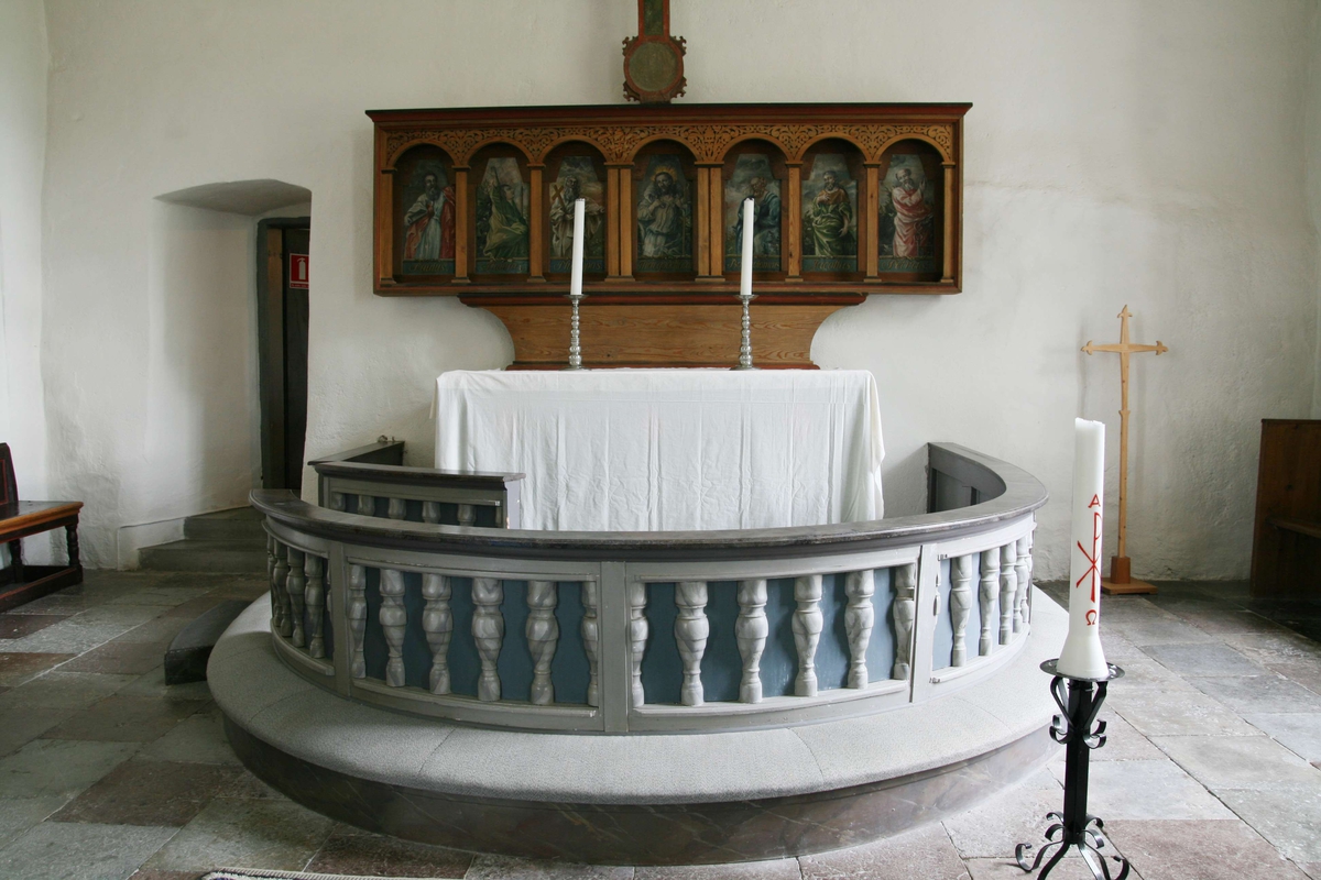 Altare och altarrring i Åkerby kyrka, Åkerby socken, Uppland 2007.