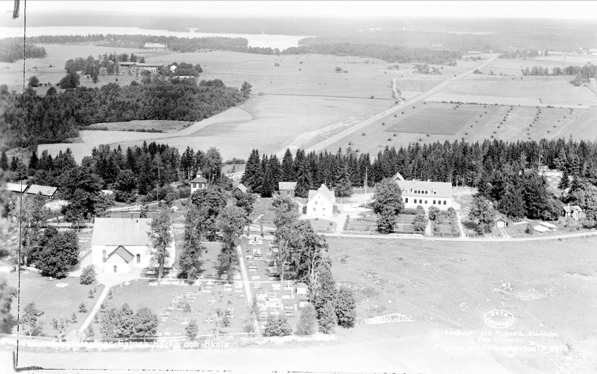 Flygfoto över Estuna kyrka och Estuna skola, Uppland år 1938