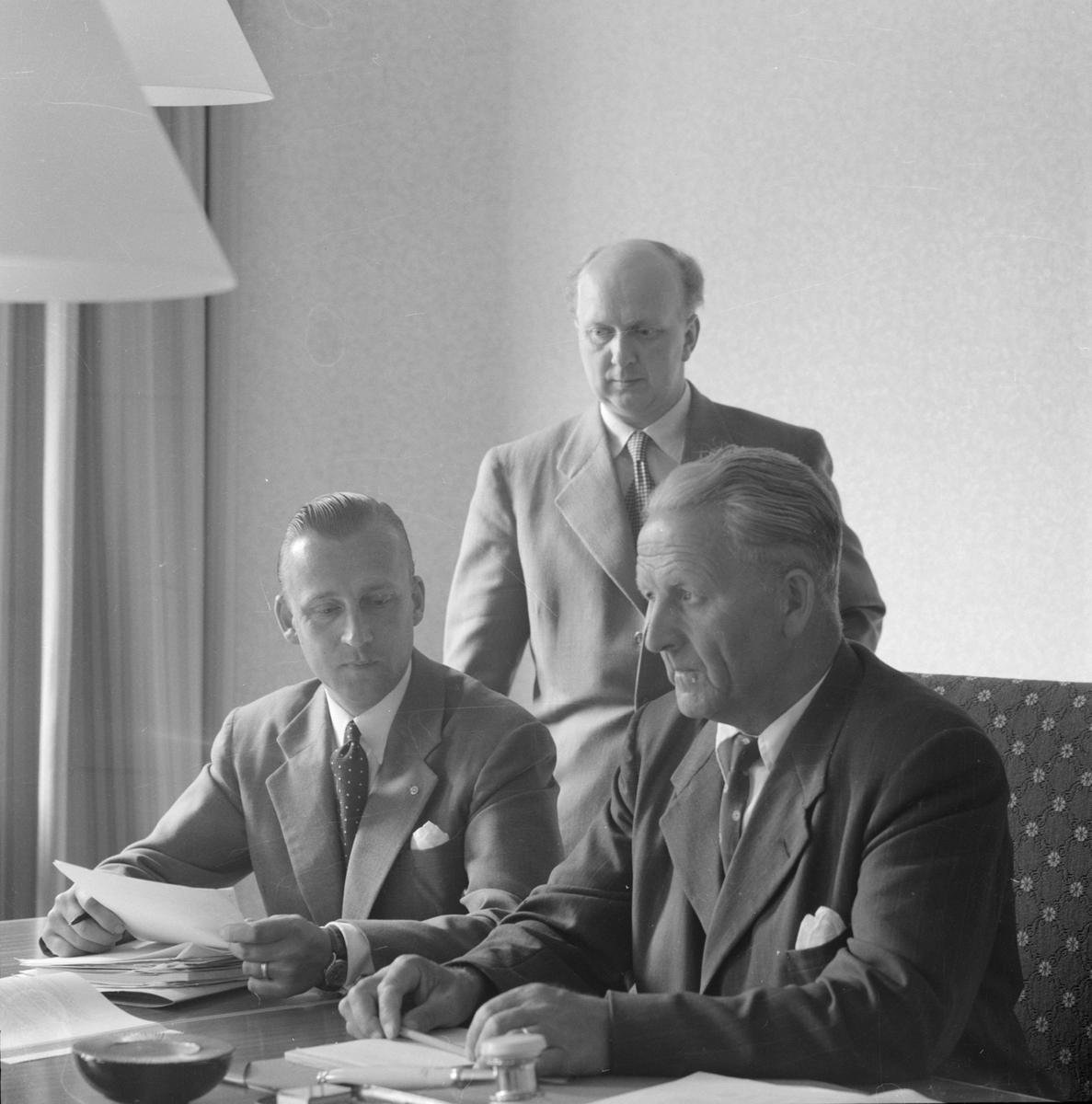 Landstingsdirektör Lennart Åberg, kanslichefen Per Elfvik (stående) och landstingets och förvaltningsutskottets ordförande Arthur E Elmroth, Uppsala tidigt 1950-tal