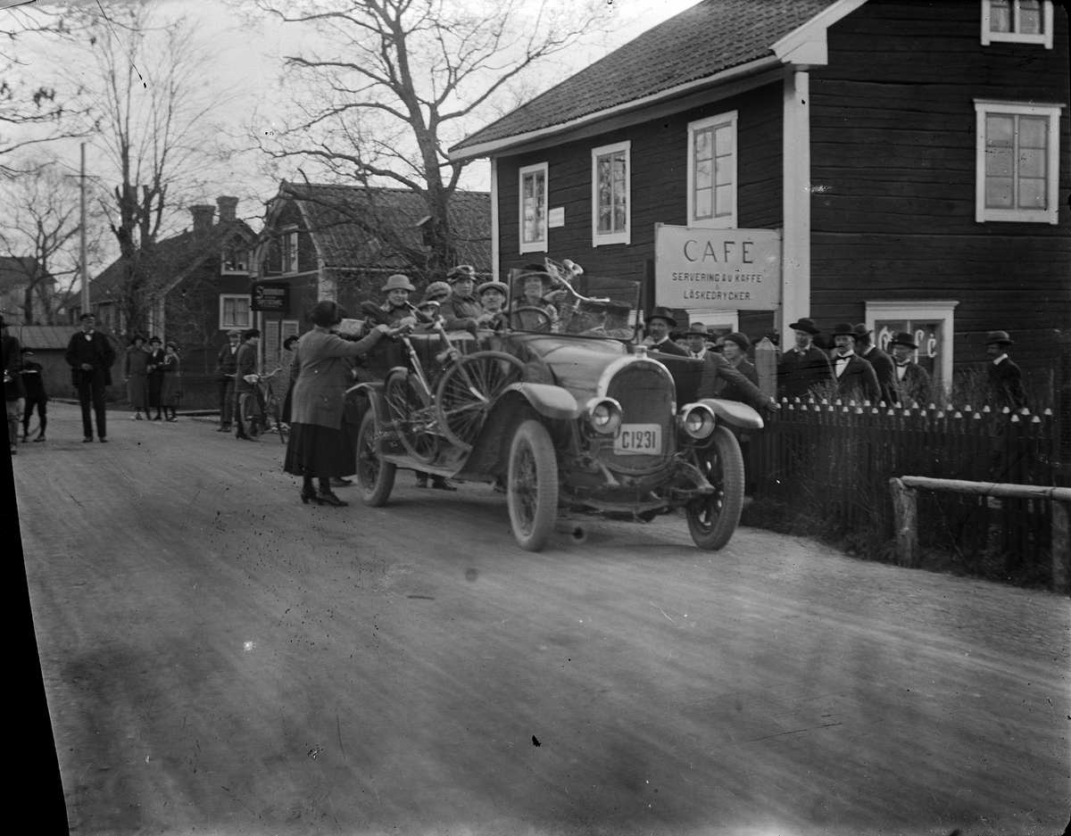 Bil framför kafé, Örsundsbro, Uppland omkring 1930