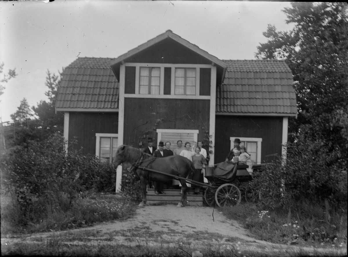 Häst och vagn vid bostadshus, Jonsberg, Hagby socken, Uppland 1930-talet