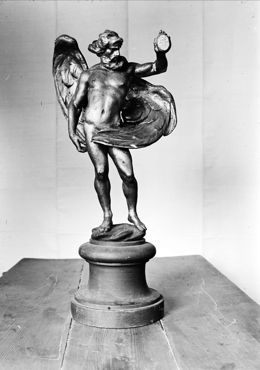 Statyett, bevingad man, från Linnés Hammarby
