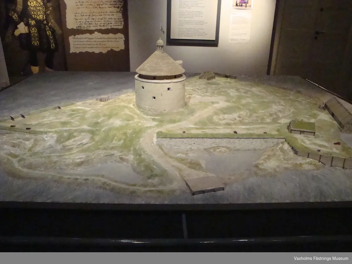 Modell av Vaxholms fästning år 1650 i glasmonter.