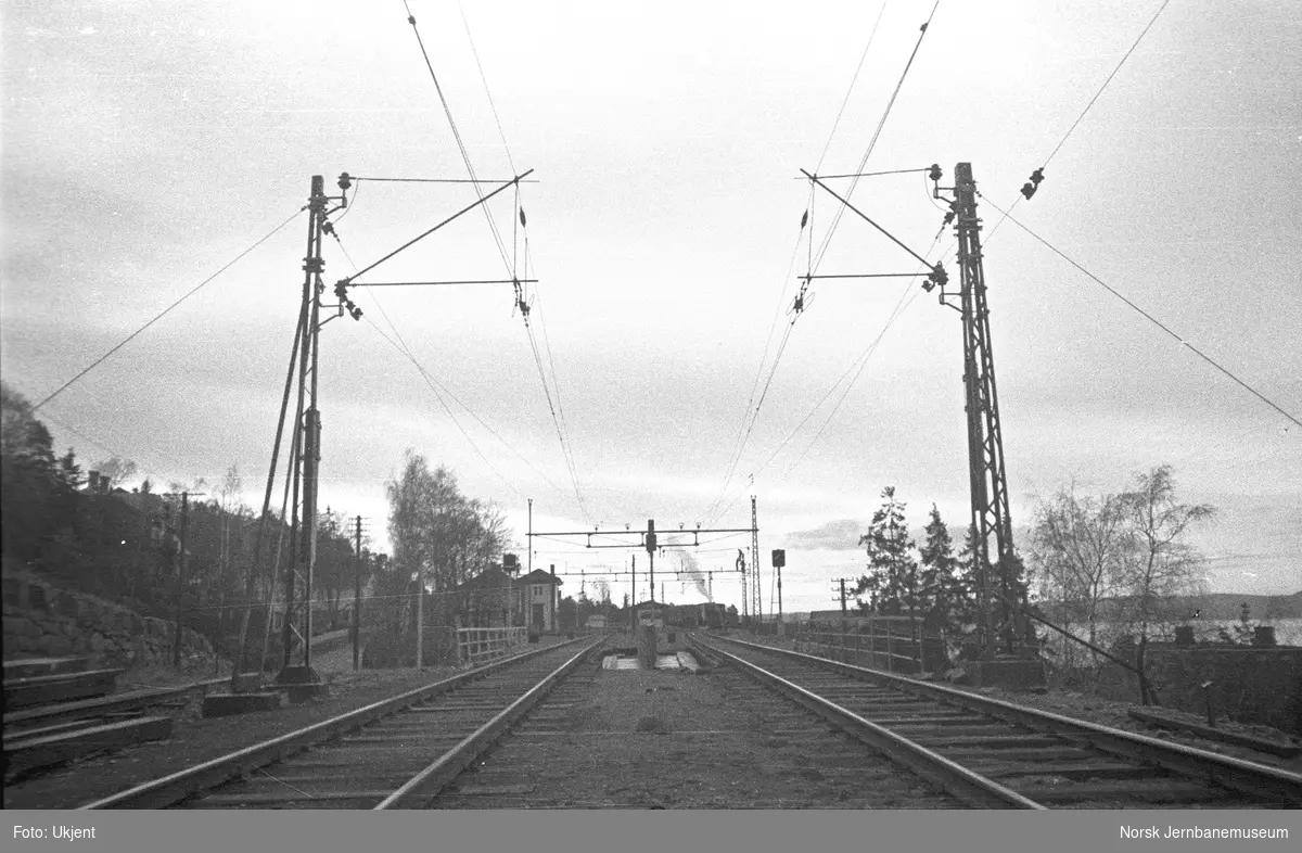 Elektrifisering av Østfoldbanen : ferdig kontaktledningsanlegg ved bru over Ljabruveien