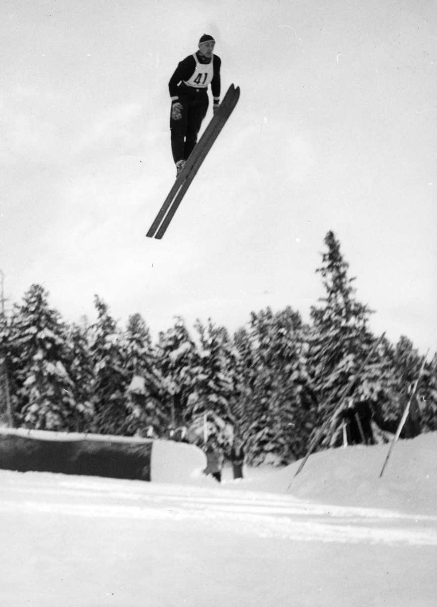 Petter Hugsted hopper i St. Moritz i 1954. Petter Hugsted in the air in St. Moritz in 1954.