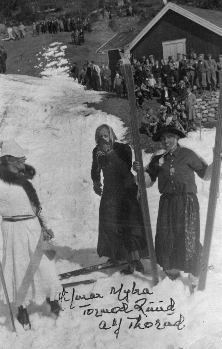 KIF-gutter i kostymerenn i Perseløkka på 1930-tallet. Hilmar Myhra, Tormod Ruud, Alf Thorrud.