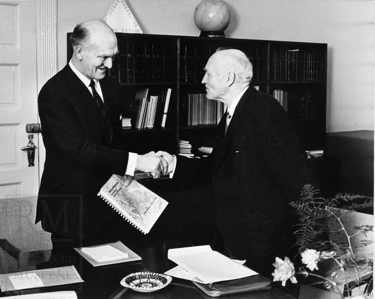 Johan Arntz Schiong overleverer rapporten om Opplandsvegen til samferdselsminister Håkon Kyllingmark i 1967