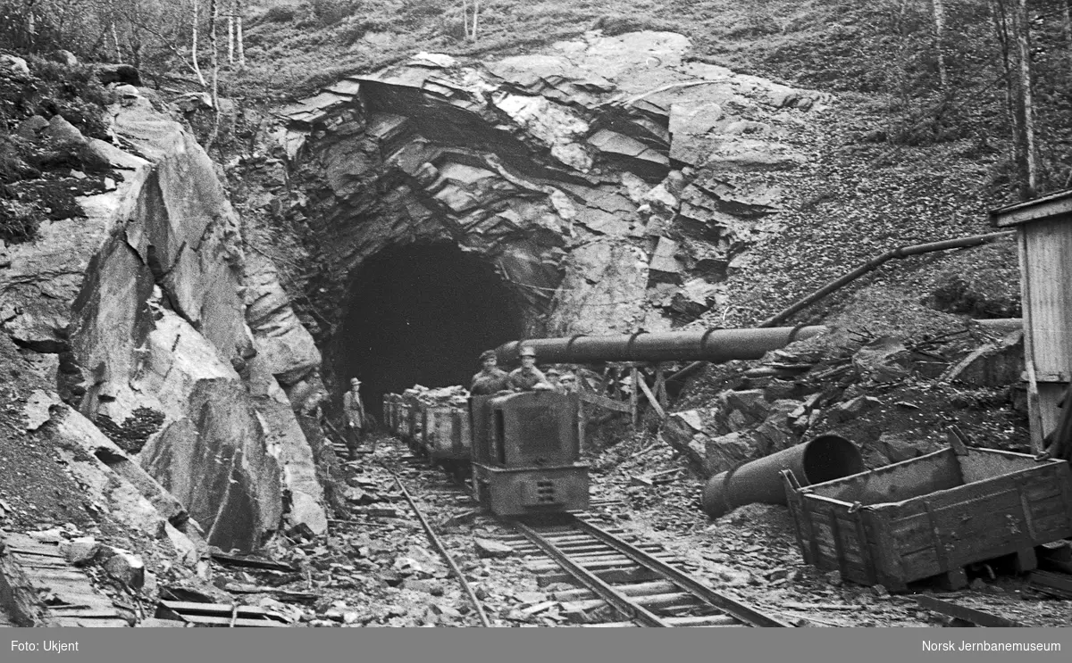Nordlandsbaneanlegget : anleggsdiesellokomotiv i nordre innslag til Svarthammeren tunnel