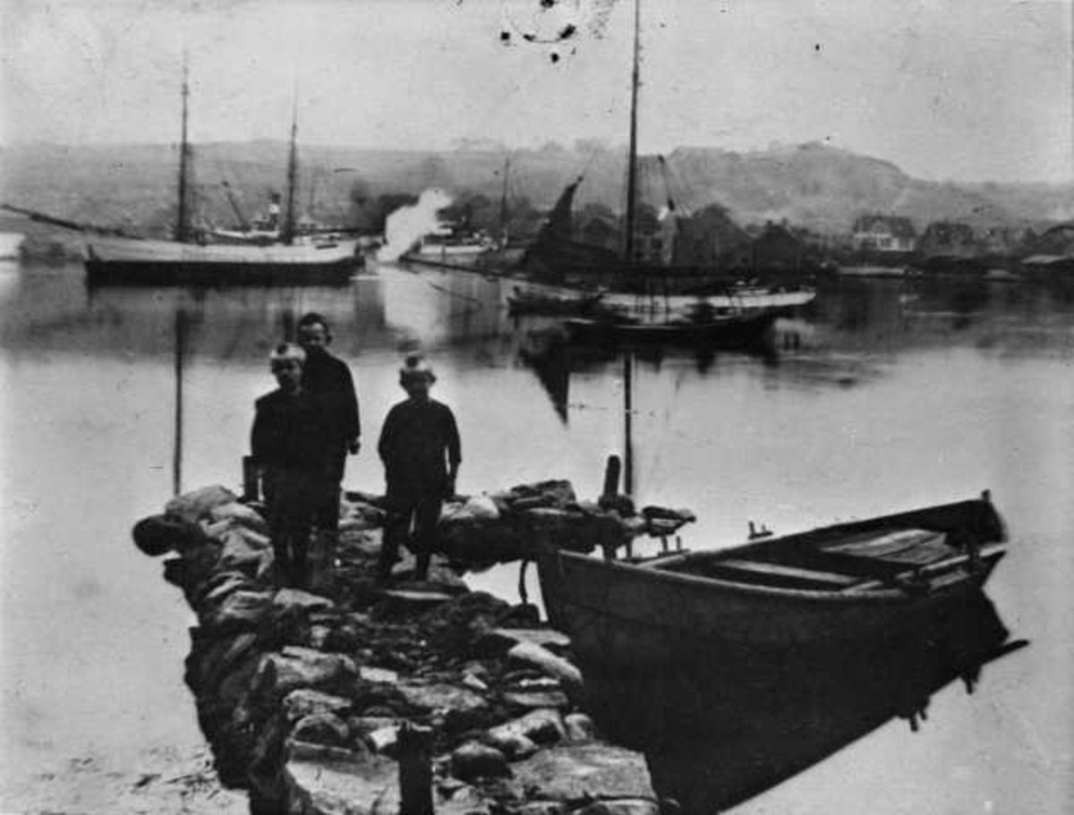 Gunnarsbryggå. Dagfinn og Morten Hana med Astrup Østerhus ca 1910