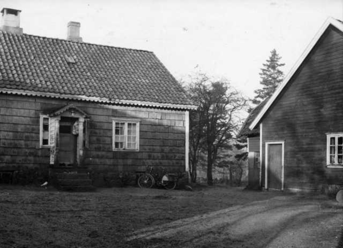Sørbø: gardsplass med våningshus og fjøs, sykkel lener mot våningshuset