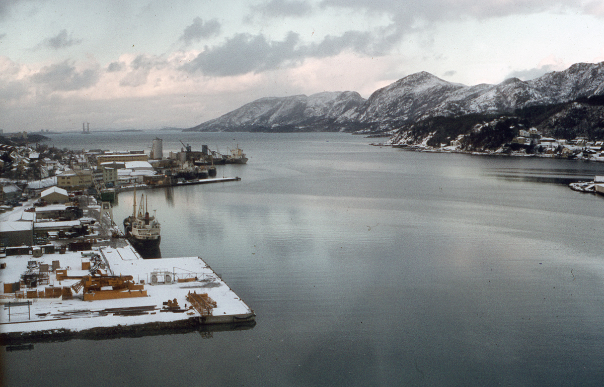 Bygninger og anlegg til Øglænd: kai, losseanlegg og lagerhus ved Gandsfjorden om vinteren
